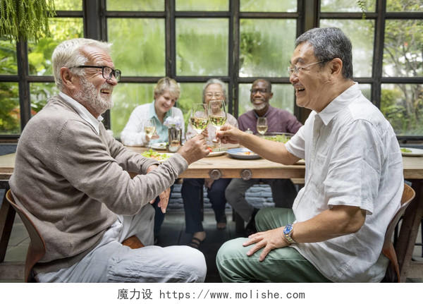 老年退休者正在举行宴会两位老人正在碰杯放松微笑的老人